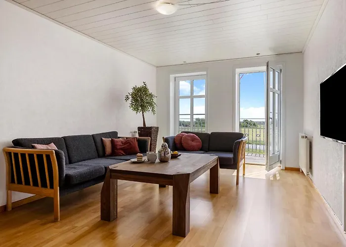 3 Bedroom Gorgeous In Apartment *